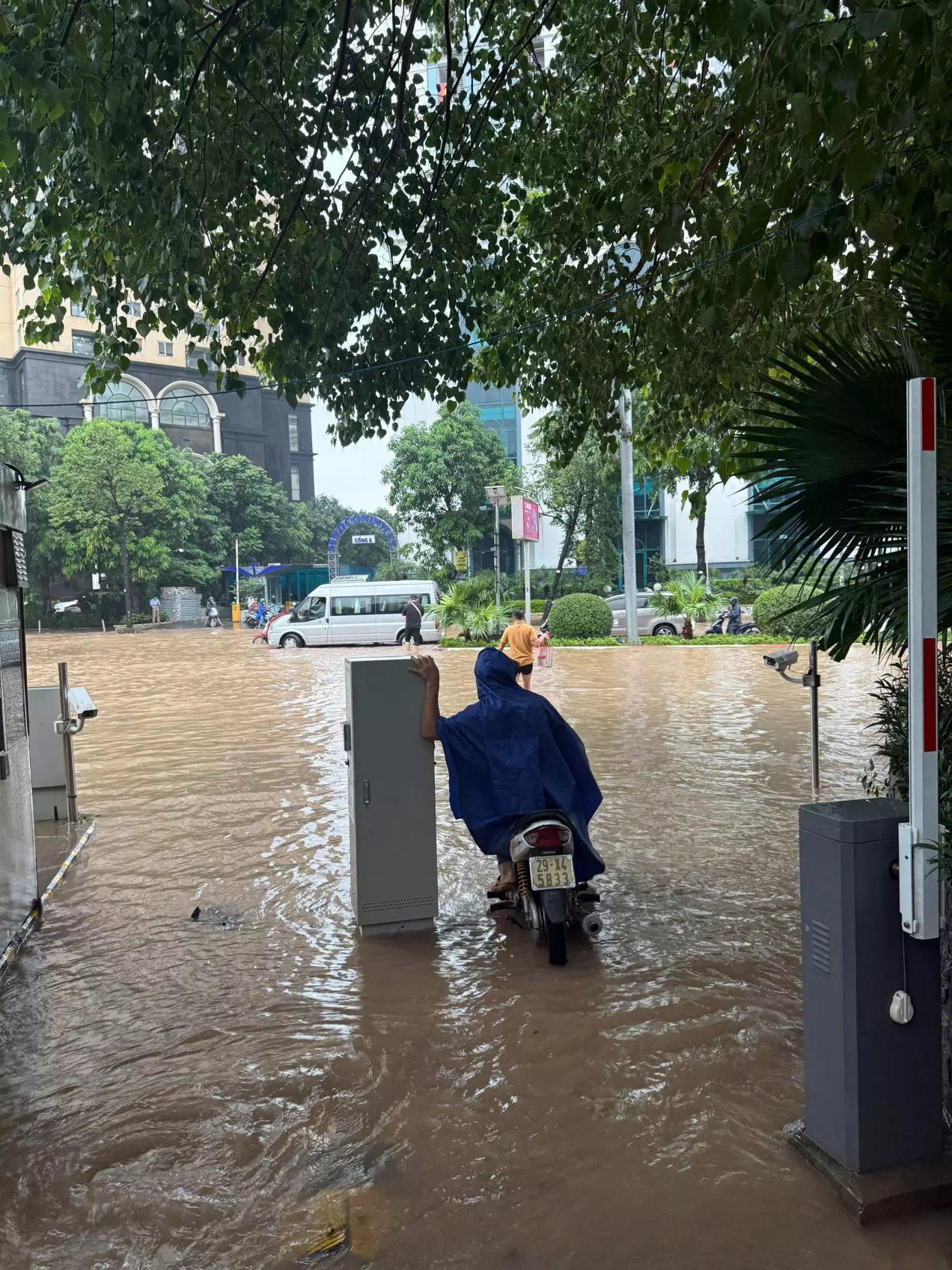 Kỹ năng lái xe ô tô an toàn qua vùng ngập nước: Ứng dụng ngay để tránh gặp "hạn" thủy kích - Ảnh 2.