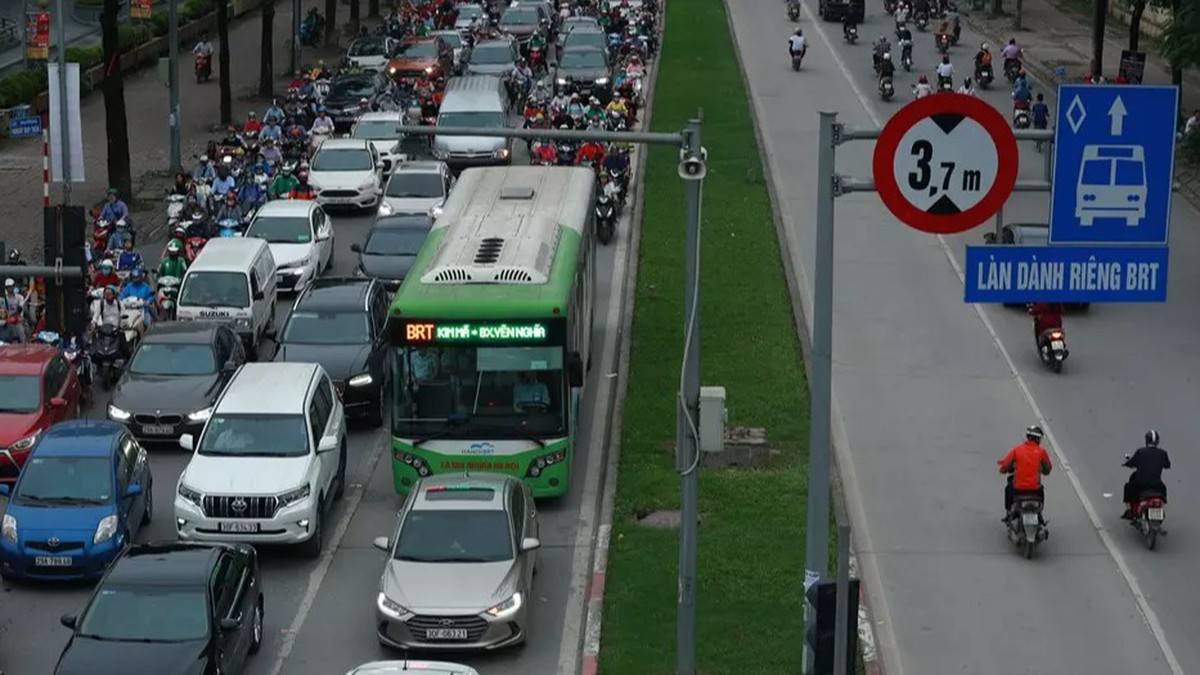 Hà Nội cho xe máy, ô tô đi vào làn BRT tại nút Láng Hạ – Giảng Võ
