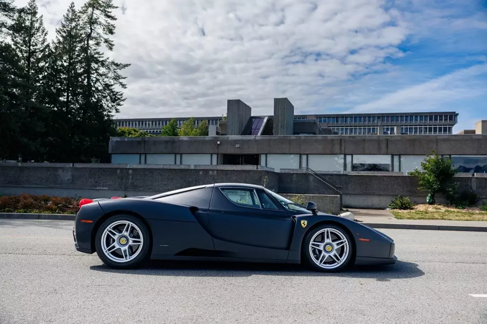 Chiếc Ferrari Enzo sơn đen nhám duy nhất trên thế giới từng thuộc sở hữu của Hoàng gia Brunei - Ảnh 3.