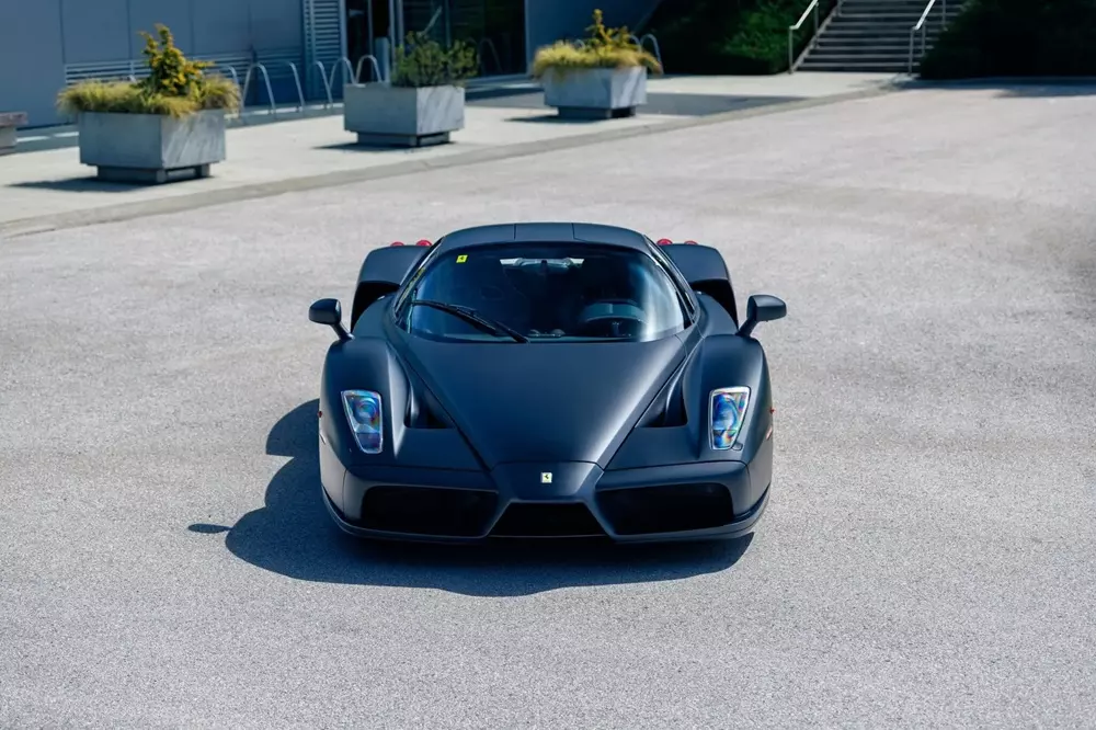 Chiếc Ferrari Enzo sơn đen nhám duy nhất trên thế giới từng thuộc sở hữu của Hoàng gia Brunei - Ảnh 5.