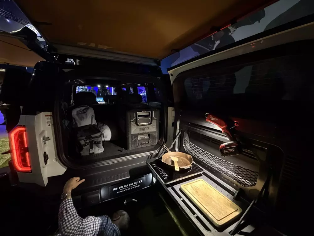 ford-bronco-basecamp-7-51e1 Ford Bronco Basecamp đi kèm bộ dụng cụ nấu ăn ở khoang hành lý