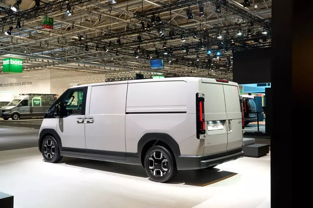 Kia PV7 trình làng, phả hơi nóng lên Ford Transit - Ảnh 8.