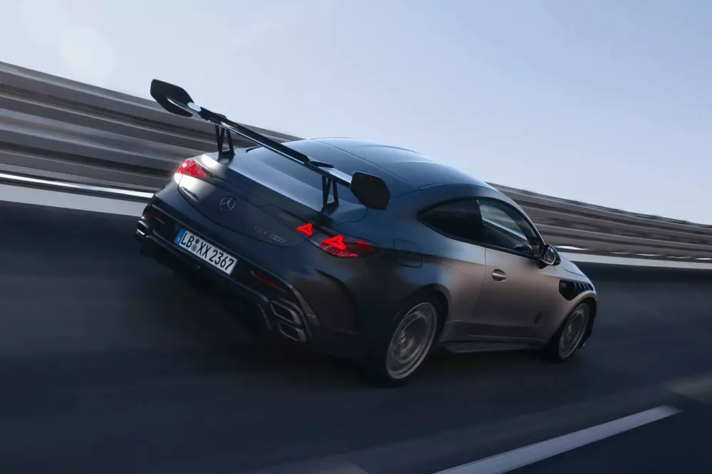 Vén màn xe đua đường phố Mercedes-AMG CLE 646 Spezialanfertigung với máy V8 mạnh mẽ - Ảnh 9.