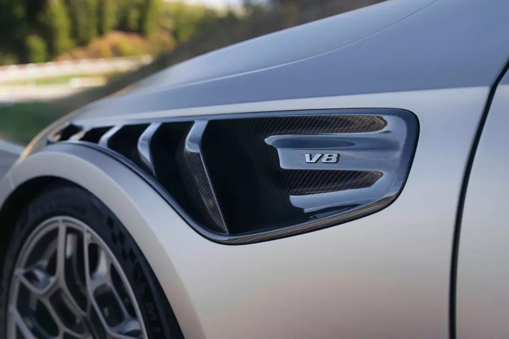 Vén màn xe đua đường phố Mercedes-AMG CLE 646 Spezialanfertigung với máy V8 mạnh mẽ - Ảnh 8.
