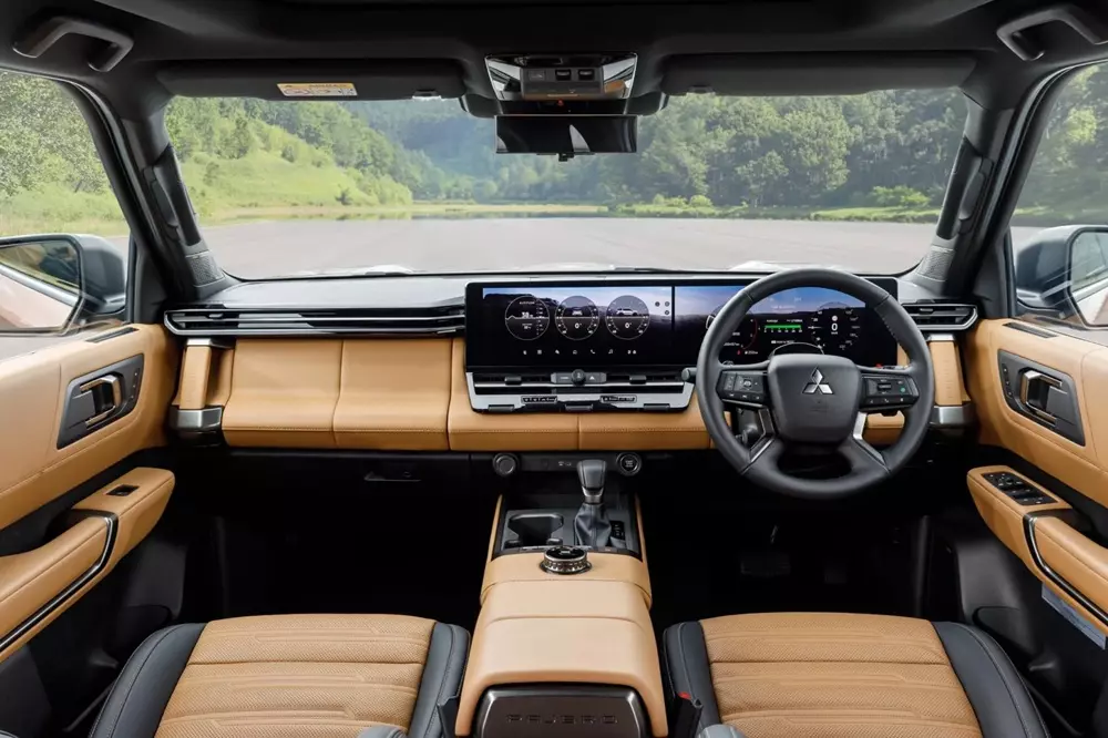 Khoang lái của Mitsubishi Pajero 2027 bản cao cấp nhất