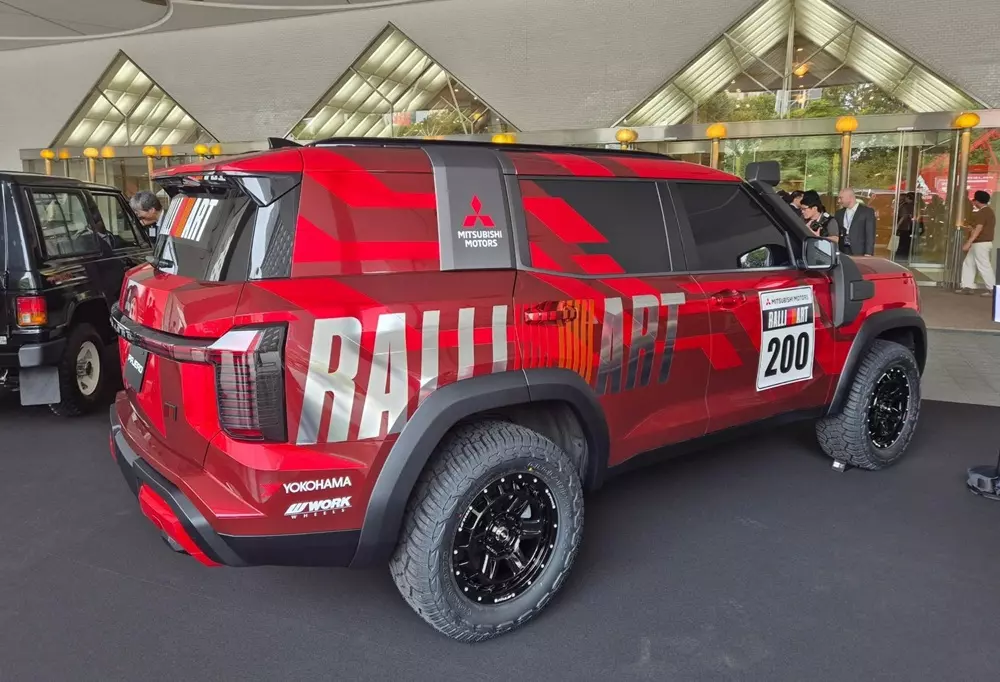 Mitsubishi Pajero Rally Concept sở hữu lớp đề-can màu đỏ cùng các họa tiết Ralliart bóng loáng