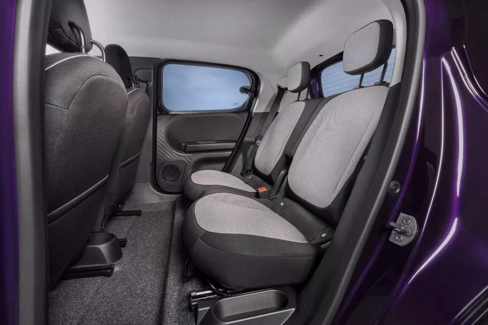Hàng ghế sau của Nissan Pixo