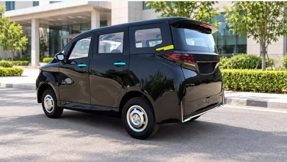 Thiết kế phía sau của Nora Metro lại giống Toyota Alphard.