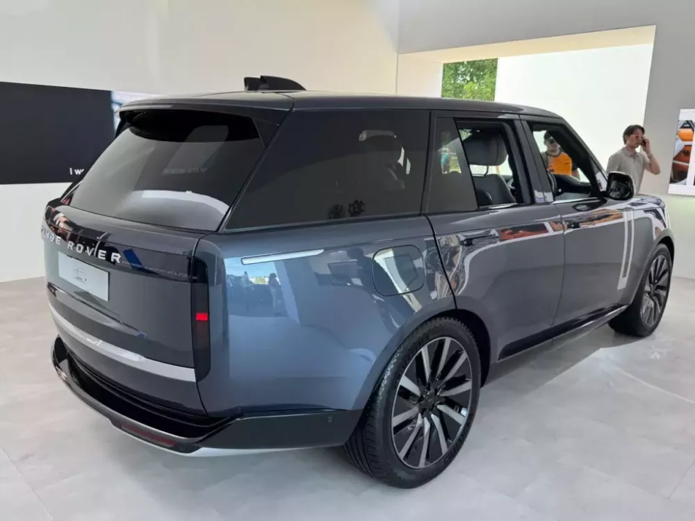 Range Rover Electric chạy gần 600 km sau khi sạc