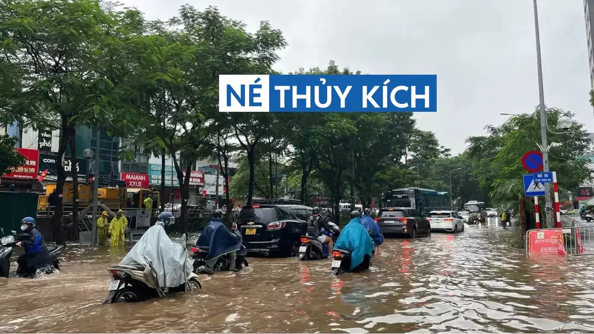 Kỹ năng lái xe ô tô an toàn qua vùng ngập nước: Ứng dụng ngay để tránh gặp “hạn” thủy kích