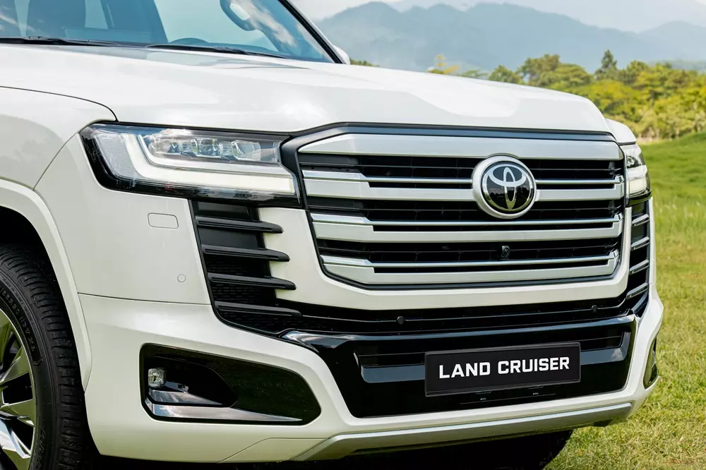 toyota-land-cruiser-300-hev-9fca Toyota Land Cruiser 300 HEV được tinh chỉnh nhẹ ở thiết kế cản trước và sau