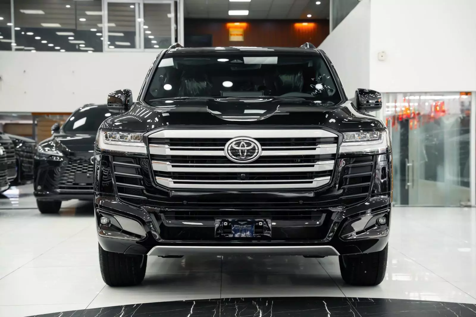 Soi cận từng góc "quái thú" Toyota Land Cruiser HEV giá 4,71 tỷ đồng tại đại lý - Ảnh 2.