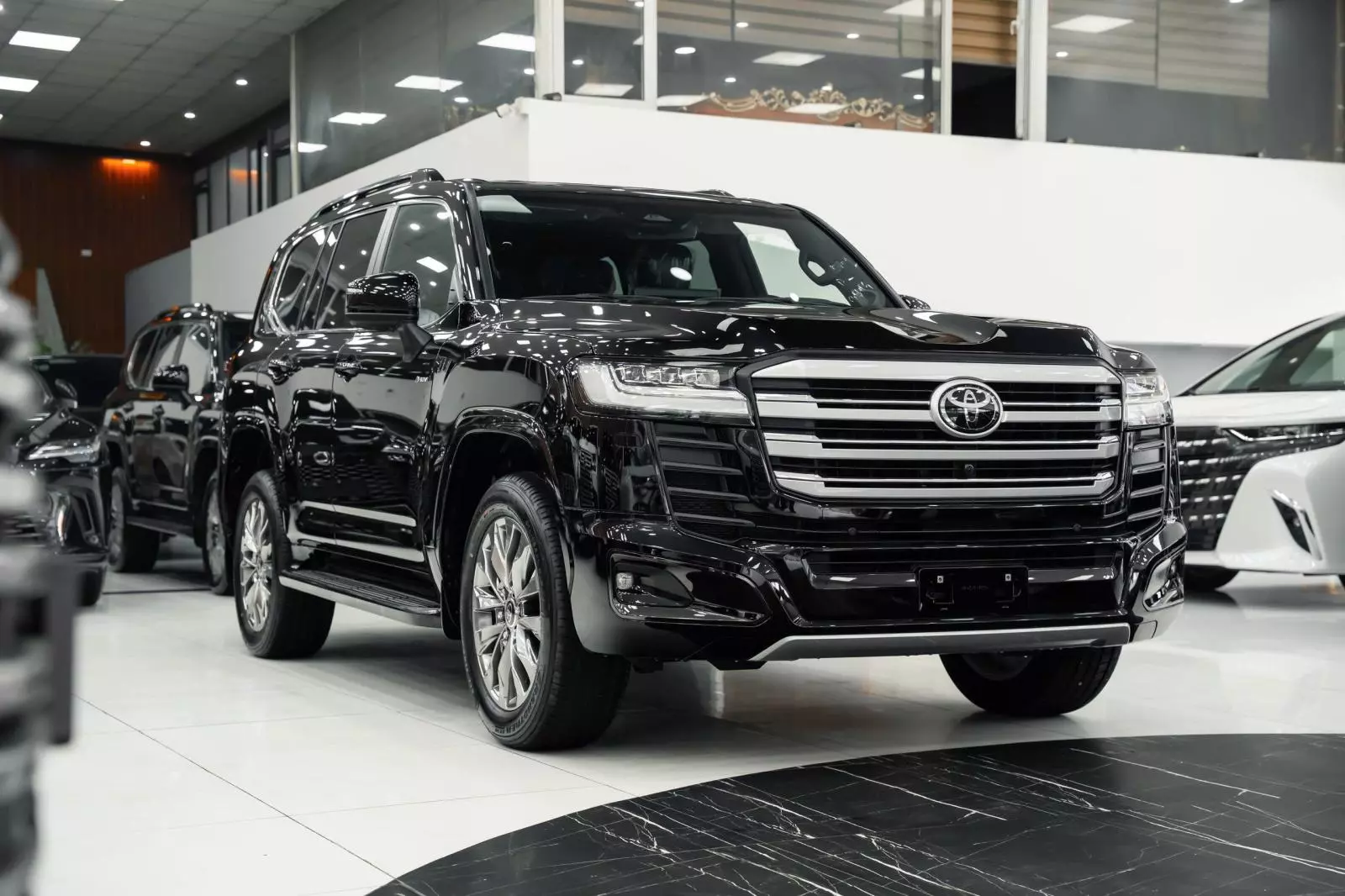 Soi cận từng góc "quái thú" Toyota Land Cruiser HEV giá 4,71 tỷ đồng tại đại lý - Ảnh 4.