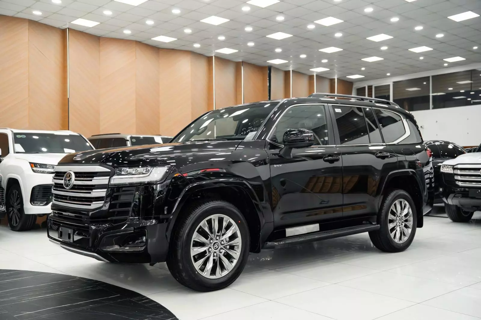 Soi cận từng góc "quái thú" Toyota Land Cruiser HEV giá 4,71 tỷ đồng tại đại lý - Ảnh 1.