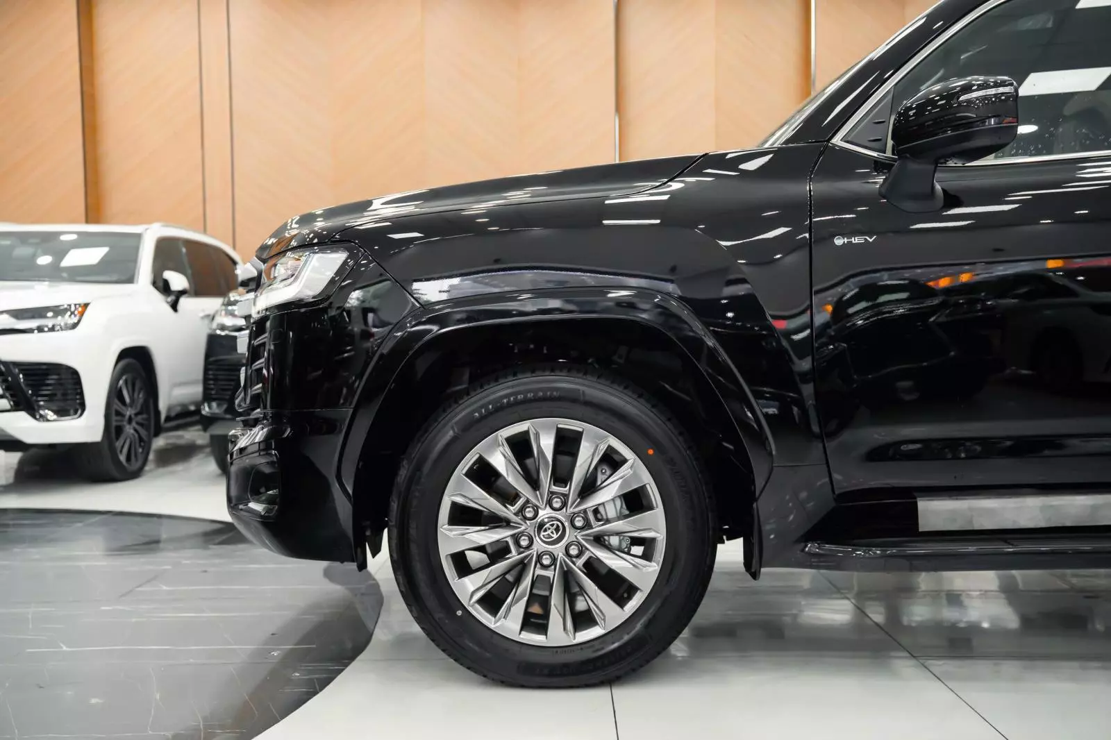 Soi cận từng góc "quái thú" Toyota Land Cruiser HEV giá 4,71 tỷ đồng tại đại lý - Ảnh 5.