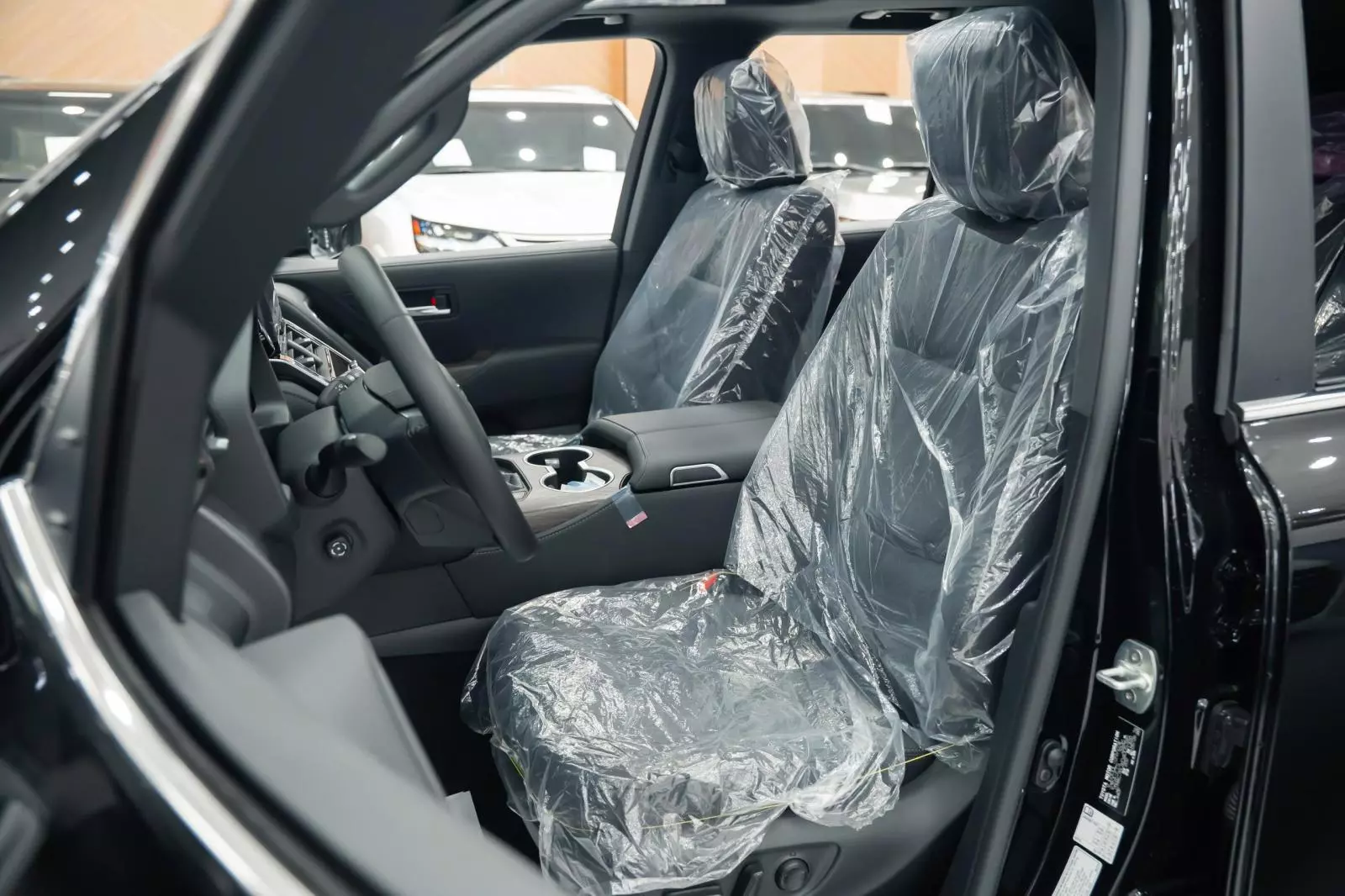 Soi cận từng góc "quái thú" Toyota Land Cruiser HEV giá 4,71 tỷ đồng tại đại lý - Ảnh 9.